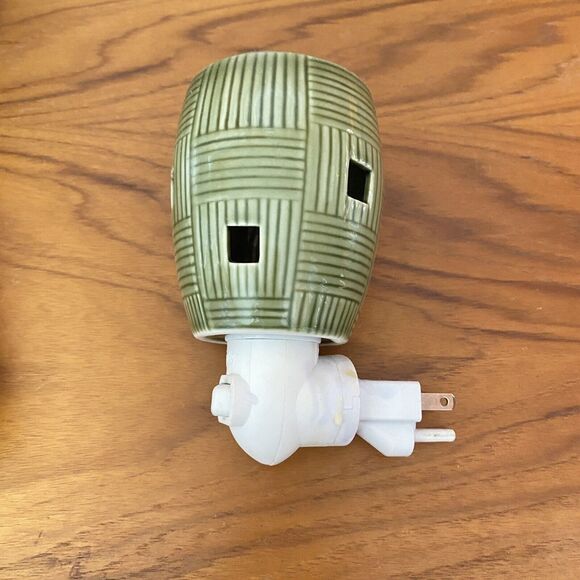 SCENTSY Green Bamboo Wall Plug-In Warmer Night Light +4 ScentBars LEMON LAVENDER - Picture 6 of 9